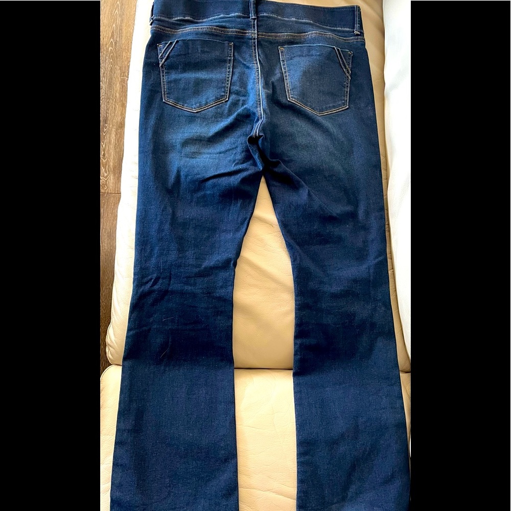 Apt. 9 boot cut jeans with tummy control, size 12